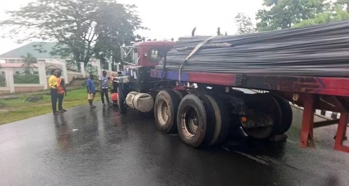 Trailer Crashes Into FMC Umuahia Fence After Losing Control on Hill