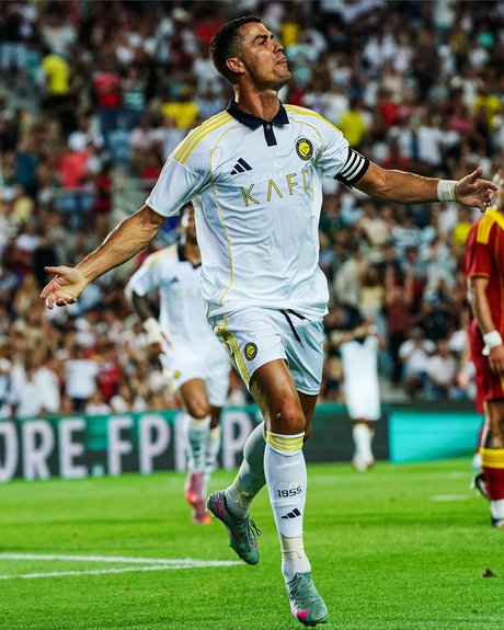 Ronaldo reaches 977 career goals as Al Nassr thrash Al Riyadh 4-0